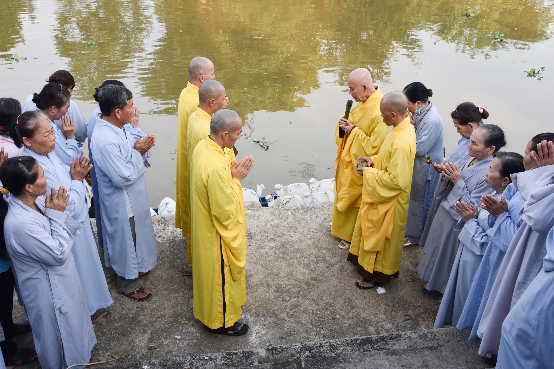 Chanting sutra, releasing creatures to pray for peace in Tan Thanh, Long An by the Charity Board